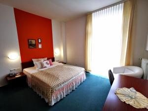 Postel nebo postele na pokoji v ubytování Tante ALMA's Mannheimer Hotel