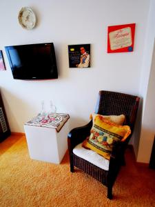 TV a/nebo společenská místnost v ubytování Tante ALMA's Mannheimer Hotel