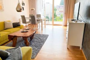 - un salon avec un canapé et une table dans l'établissement Moderne Ferienwohnung direkt am Bodensee, à Überlingen