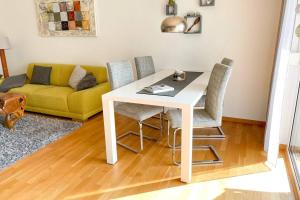 A seating area at Moderne Ferienwohnung direkt am Bodensee