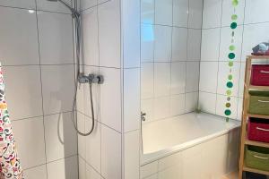 łazienka z prysznicem i wanną w obiekcie Moderne Ferienwohnung direkt am Bodensee w mieście Überlingen +18 zdjęć