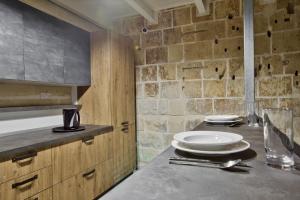 una cocina con encimera con platos. en Chateau La Vallette - Barrakka Suite, en La Valeta