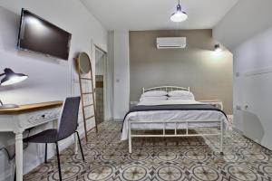 Un pat sau paturi într-o cameră la Chateau La Vallette - Barrakka Suite
