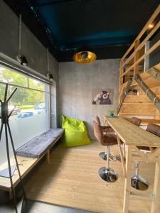 Cette chambre comprend une table, un banc et un bureau. dans l'établissement Jonnys Loft, à Osnabrück