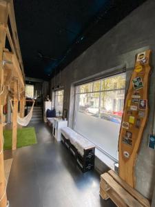 ein Zimmer mit einem Spielplatz mit einer Schaukel und einem Fenster in der Unterkunft Jonnys Loft in Osnabrück