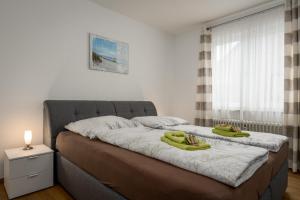 - une chambre avec un lit doté de bananes dans l'établissement FREE LIVING - Bio-Küche - Parkplatz - 4 Gäste - Natur- Büro, à Leiferde