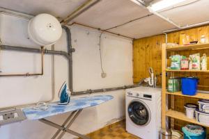 a laundry room with a washing machine and a table at FREE LIVING - Bio-Küche - Parkplatz - 4 Gäste - Natur- Büro in Leiferde