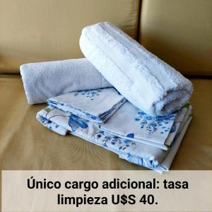 una pila di asciugamani e una maschera su un divano di Apartamento en Torre Del Plata II a Punta del Este