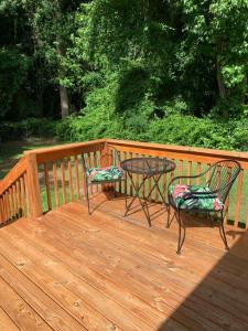 2 sedie e un tavolo su una terrazza in legno di Williamsburgh Place a Fayetteville