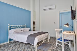 Postel nebo postele na pokoji v ubytování Chateau La Vallette - Grand Master's Suite