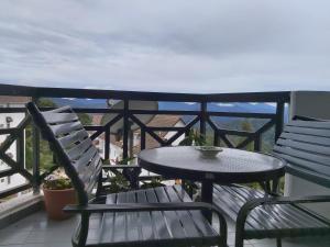 stół i krzesła na balkonie ze stołem w obiekcie FH Comfy Home w mieście Bukit Fraser