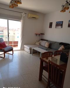 uma sala de estar com um sofá e uma mesa em Disfruta Granada,incluso con tu mascota Parking em Granada