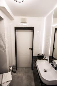 卢布林Apartament Unia 12 Basen&SPA的一间带白色水槽和白色门的浴室