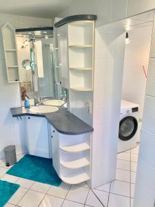 a bathroom with a sink and a washing machine at Top Ferienwohnung im Herzen Reriks mit Garten in Rerik