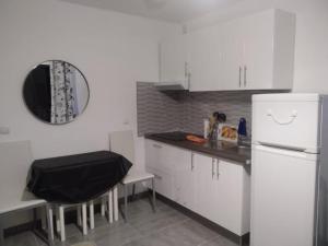 A kitchen or kitchenette at Amazing View Holiday Home near of the sea