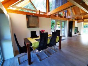 Un comedor con una mesa y sillas negras. en Apartments in Blockhaus im Wald, en Siegsdorf