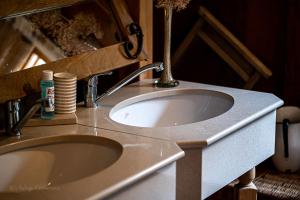 a bathroom counter with a sink and a mirror at AGROTURYSTYKA TEOSIOWO in Pobiedna