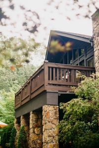 une maison avec un balcon au-dessus d'un pont dans l'établissement Sylvan Valley Lodge and Cellars, à Sautee Nacoochee