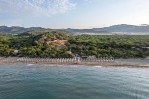 eine Luftansicht auf einen Strand mit einem Resort in der Unterkunft Roccamare Resort - Casa di Ponente in Castiglione della Pescaia