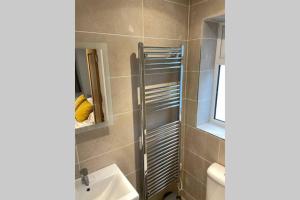 Koupelna v ubytování New apartment within short walk of the beach