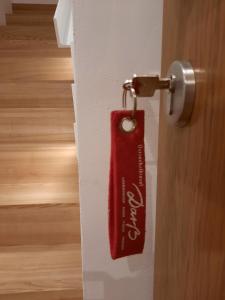 a red tag hanging from a door knob at Ferienwohnung Rote Kate in Born +27 photos