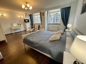 ein Schlafzimmer mit einem Bett und ein Wohnzimmer in der Unterkunft Apartamenty MICHEL Gdańsk Centrum BOUTIQUE HOTEL in Danzig