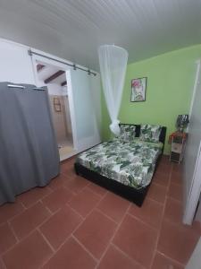 Postel nebo postele na pokoji v ubytování Ti kaz a Annick