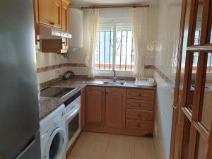 kuchnia ze zlewem i pralką w obiekcie Bonito apartamento en Marina D'or [1ra línea de playa] w mieście Oropesa del Mar
