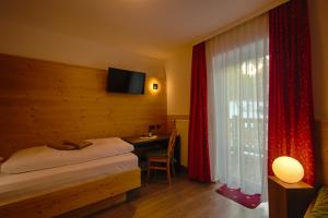 سرير أو أسرّة في غرفة في Alpenhotel Enzian