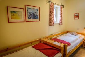 سرير أو أسرّة في غرفة في Alpenhotel Enzian