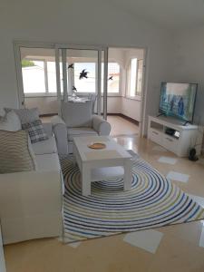 TV a/nebo společenská místnost v ubytování Apartmani Ruzmarin + 37 fotografií