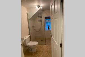 Coach House, 5.8 Acres with hot Tub and Lake
