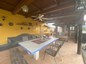 a table and chairs in a living room with a ceiling at Alojamiento rural RISMAR in Baza