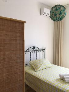 1 dormitorio con 1 cama con cabecero de hierro en Villa conchilglia - 30 metri dal mare en Lido Conchiglia