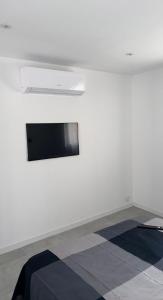 a white room with a television on a wall at RDC Villa - Résidentiel - Entrée indépendante in Marseille