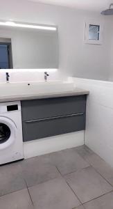 a kitchen with a sink and a washing machine at RDC Villa - Résidentiel - Entrée indépendante in Marseille