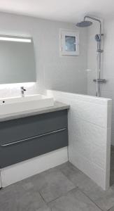 a bathroom with a white sink and a shower at RDC Villa - Résidentiel - Entrée indépendante in Marseille