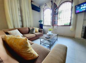 - un salon avec deux canapés et une table dans l'établissement Casa Quintal - Cerca del mar, à Cancún