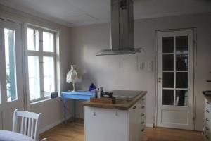 Een keuken of kitchenette bij Gamle apoteket i Gamle Skudeneshavn