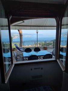 ラパッロにあるAppartamento Beautiful Panoramaのバルコニーからテーブルと椅子の景色を望めます。