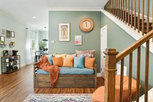 sala de estar con sofá azul y reloj en la pared en SUN LIT MODERN HOME with GOOD VIBES AND LOTS OF COFFEE - DesignedByDom en Atlanta