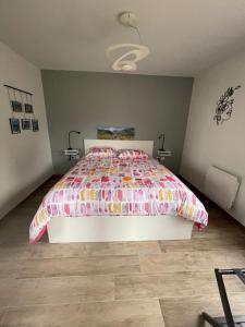 1 dormitorio con 1 cama grande y 2 lámparas en Escapade de Vauclair, en Bouconville-Vauclair