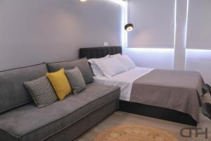een bed en een bank in een kamer bij New deluxe studio 1 downtown Thessaloniki-Fully equipped in Thessaloniki