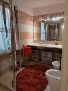 y baño con aseo, lavabo y ducha. en Verona City San Zeno Apartment, en Verona