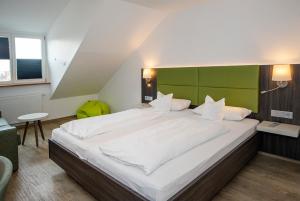 Postel nebo postele na pokoji v ubytování Insel-Hotel-Lindau