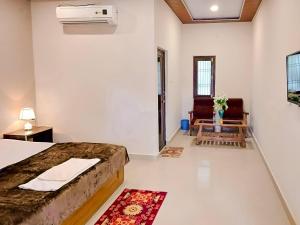 een kamer met een bed, een bank en een stoel bij Hotel Jungle Palace Resort in Umariā