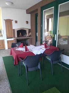 einen Tisch mit roten Servietten und Stühlen auf einer Terrasse in der Unterkunft Depandansa Hotel-a Pri Belokranjcu in Metlika