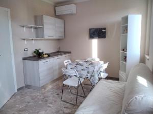 a kitchen with a table and chairs in a room at la casa all 'angolo in Pisa