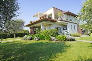 ein Haus mit Rasen davor in der Unterkunft Villa Buena Vista in Moniga