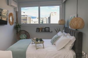 1 dormitorio con 1 cama y vistas a la ciudad en New deluxe studio 2 downtown Thessaloniki-Fully equiped en Tesalónica